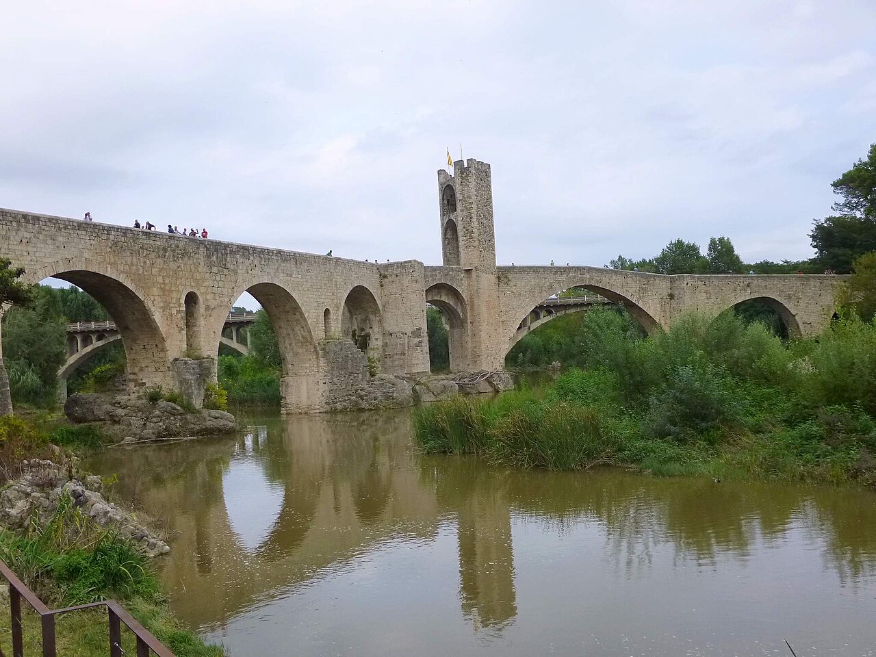 El puente viejo de Besalú sobre el río Fluvià