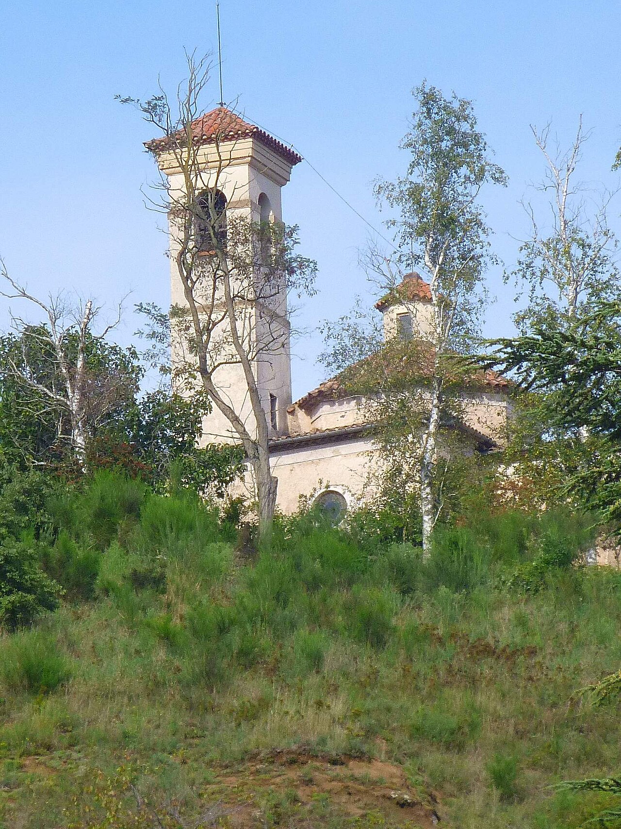 La iglesia de Sant Francesc junto al cráter del volcán Montsacopa, en Olot