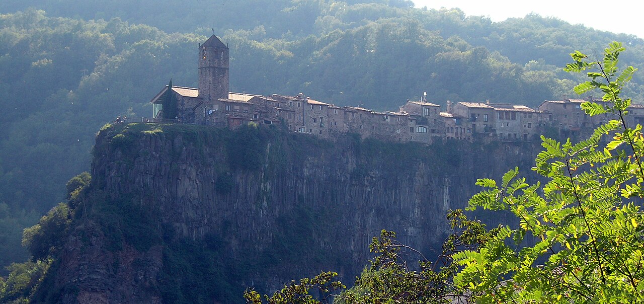 Castellfollit de la Roca en lo alto de su riscal basáltico, visto desde la carretera GI-522