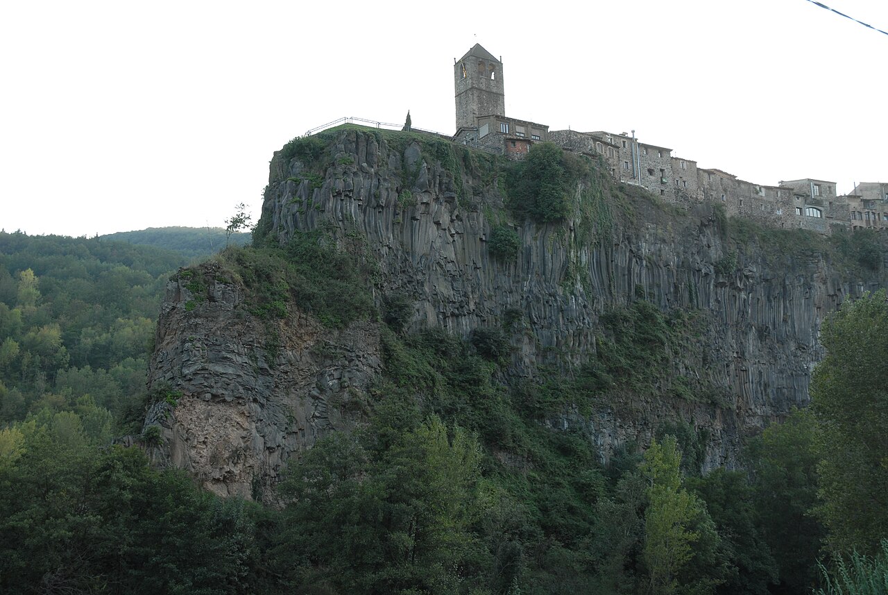 El riscal basáltico de Castellfollit de la Roca visto desde la orilla del río Fluvià