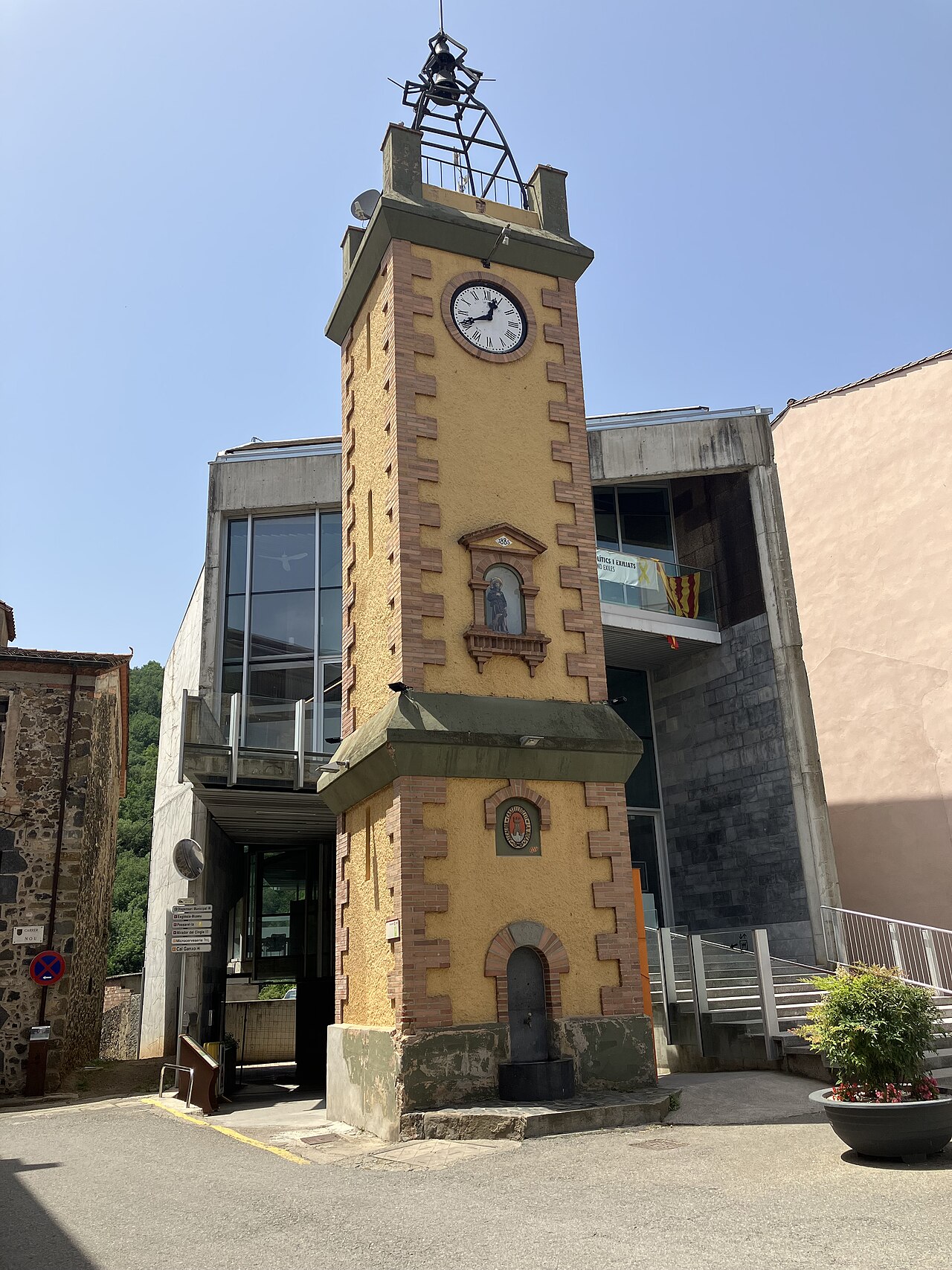 La Torre del Rellotge en la plaza de Sant Roc de Castellfollit de la Roca