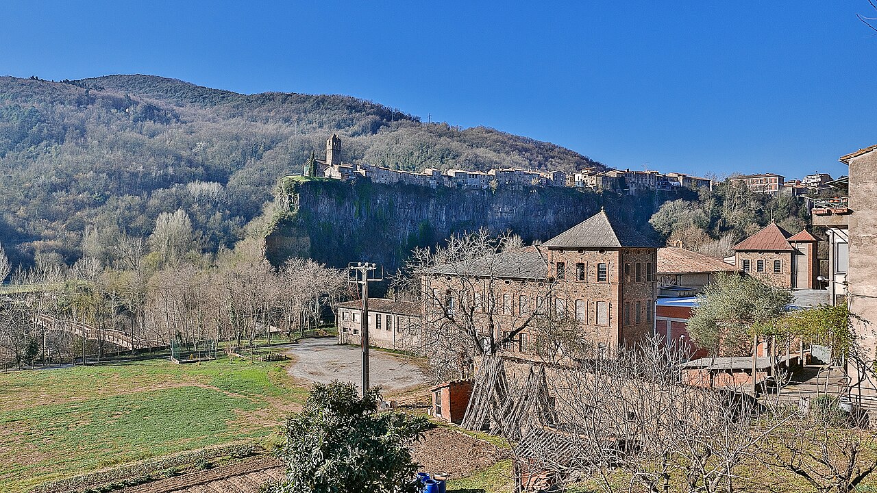 Panorámica de Castellfollit de la Roca sobre el riscal, tomada junto al puente de la carretera sobre el Fluvià