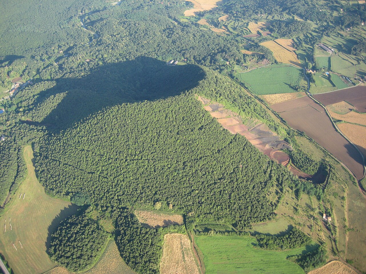 Vista aérea del volcán Croscat, en la Garrotxa